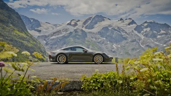Es lebe der (Berg-)Sport: Der exklusive Porsche 911 GT3 Bergsport als Hommage an das alpine Fahrerlebnis in seiner reinsten Form