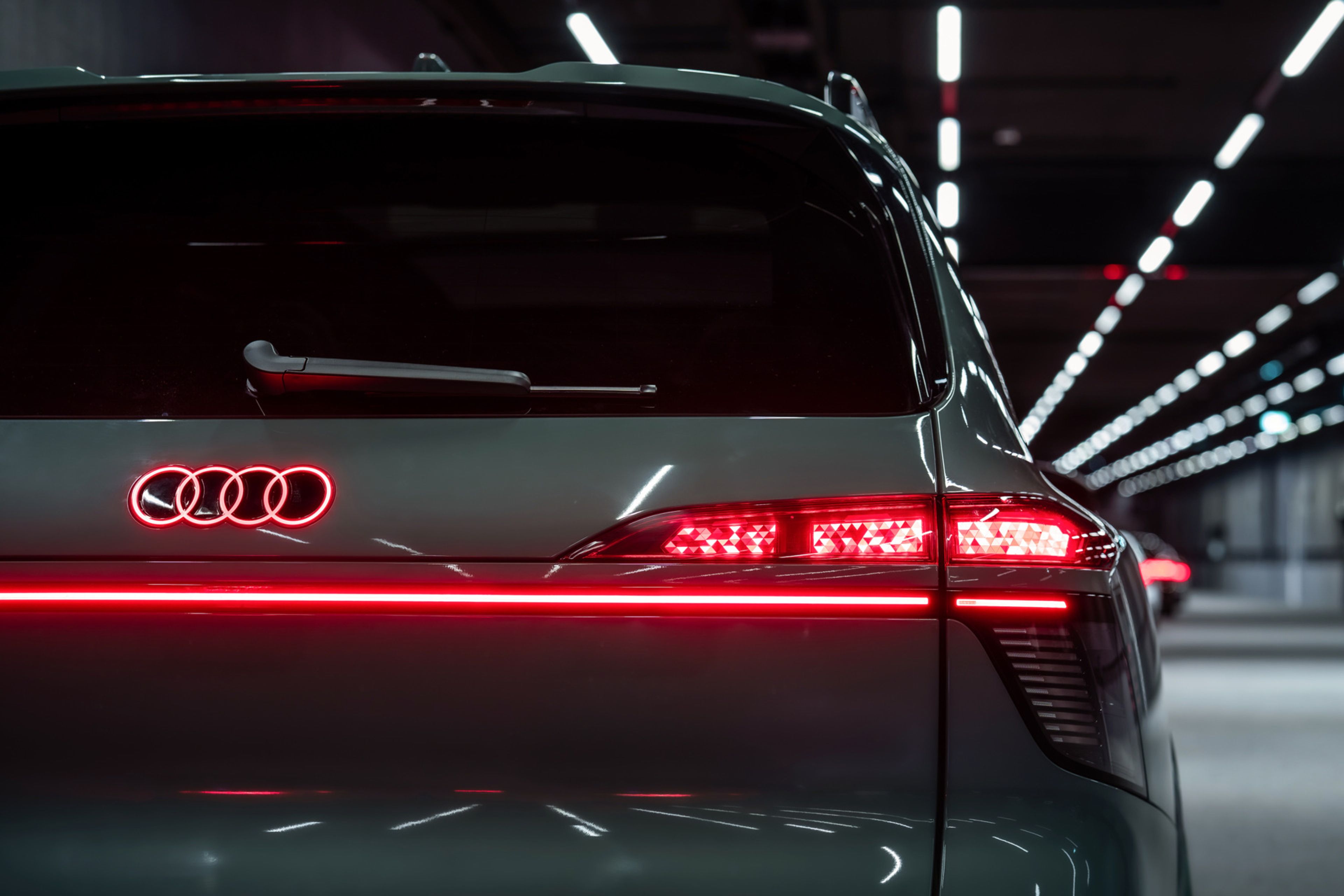Audi Q9 mit Weltneuheit: digitales OLED-Panel im Curved-Design
