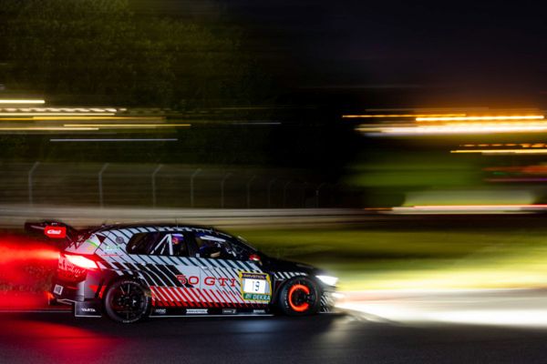 Erst Weltpremiere, dann Klassensieg: Erfolgreiches 24h-Rennen für den VW Golf GTI