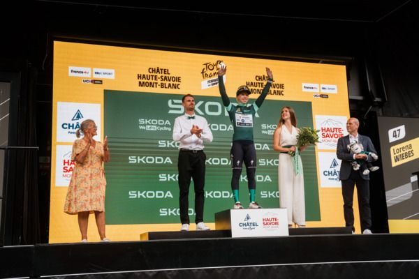 Finale der Tour de France Femmes avec Zwift: Neue Trophäe von Škoda Design erinnert an das 130 jährige  Firmenjubiläum