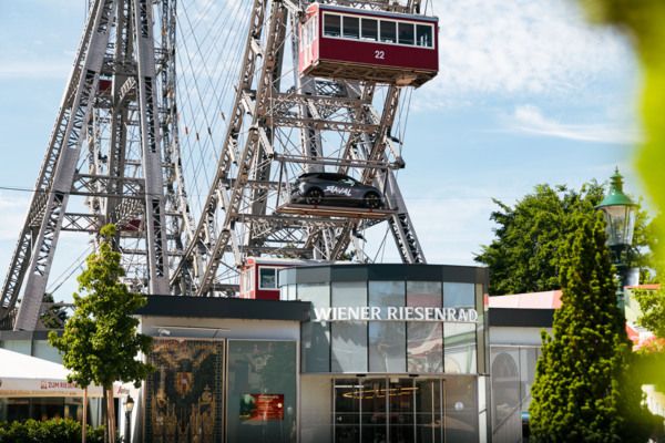 CUPRA inszeniert den Raval am Wiener Riesenrad – urbane Elektromobilität trifft auf ein historisches Wahrzeichen