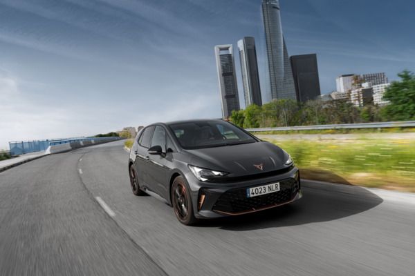 Der neue CUPRA Born erobert die Straßen mit purer elektrischer Performance