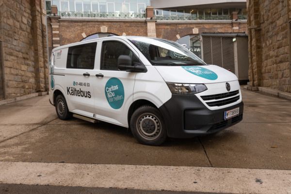 Der Transporter als „Kältebus“: Volkswagen Nutzfahrzeuge unterstützt die Caritas