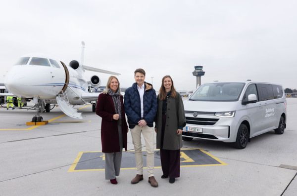 Groß, praktisch, elektrisch: Volkswagen Nutzfahrzeuge übergibt e-Caravelle an den Flughafen Salzburg