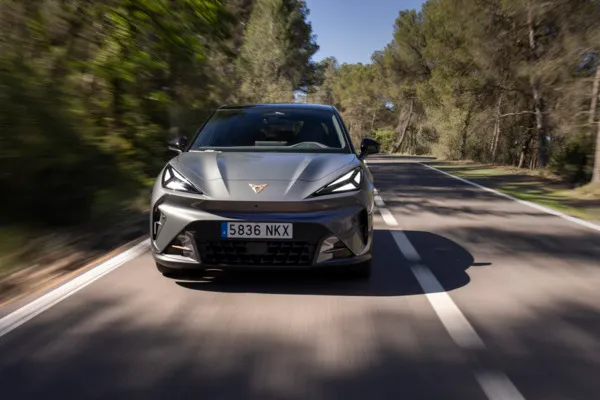 Der neue CUPRA Raval erobert die Straßen mit seinem rebellischen, urbanen Elektro-Charakter