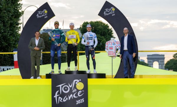  Der Gewinner der 112. Tour de France, Tadej Pogačar, erhält von Škoda Design gestaltete Trophäe