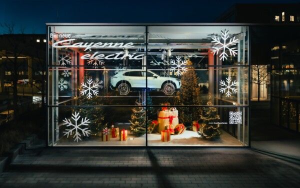 Der neue Porsche Cayenne Turbo Electric ist erstmals im Konzernschaufenster der Porsche Holding live zu sehen