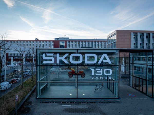 Porsche Holding Salzburg Konzernschaufenster im  Zeichen von 130 Jahre Škoda