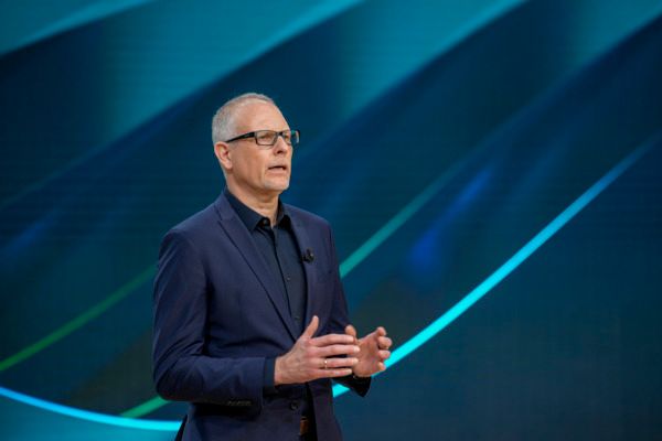 Umsatz steigt 2025 auf 16,9 Mrd. Euro, starker Netto-Cashflow trotz Belastungen, Modell- und Technologie-Updates für 2026