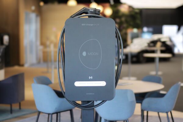Bidirektionales Laden: MOON POWER startet Verkauf der ersten Wallbox
